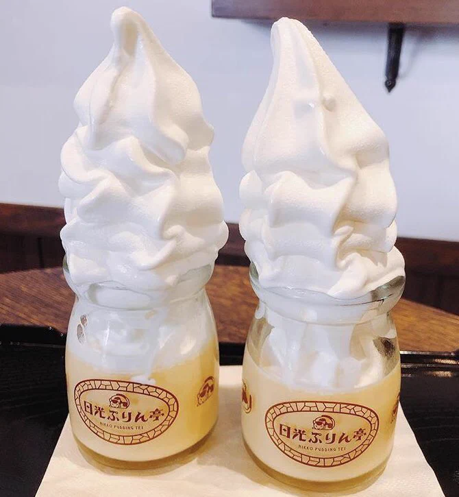 はみ出しすぎ！？プリンの上にソフトクリームが乗った「ハーフプリンソフト」！