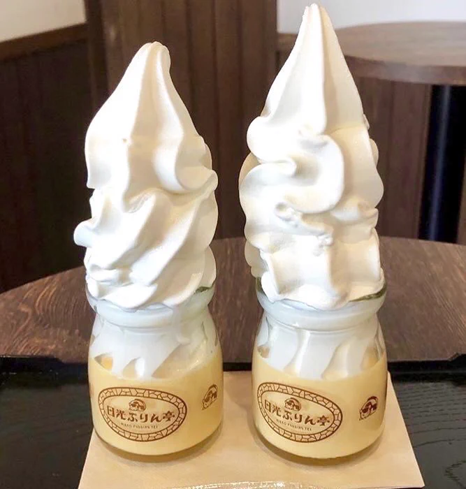 はみ出しすぎ！？プリンの上にソフトクリームが乗った「ハーフプリンソフト」！