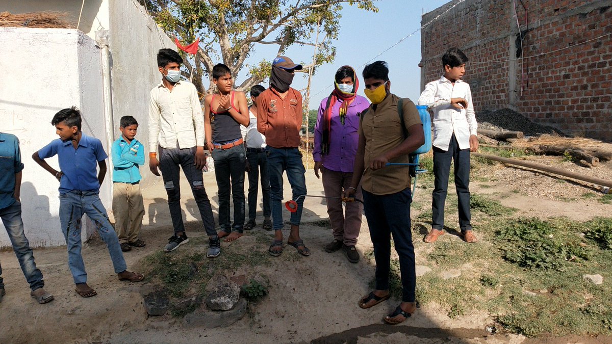 AntarsinghGehl1's tweet image. सेनेटाइजर का इस्प्रे किया गया 
ठिकाना कुम्हारिया में साथ गांव के बच्चों को मास्क बांटे सुरक्षित रहे मस्त रहे घर मे रहे कोरोनो भगाओ देश बचाओ