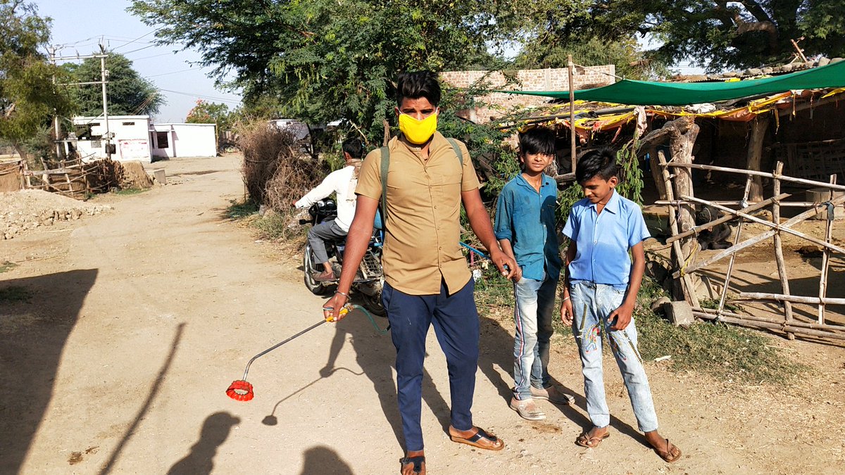 AntarsinghGehl1's tweet image. सेनेटाइजर का इस्प्रे किया गया 
ठिकाना कुम्हारिया में साथ गांव के बच्चों को मास्क बांटे सुरक्षित रहे मस्त रहे घर मे रहे कोरोनो भगाओ देश बचाओ