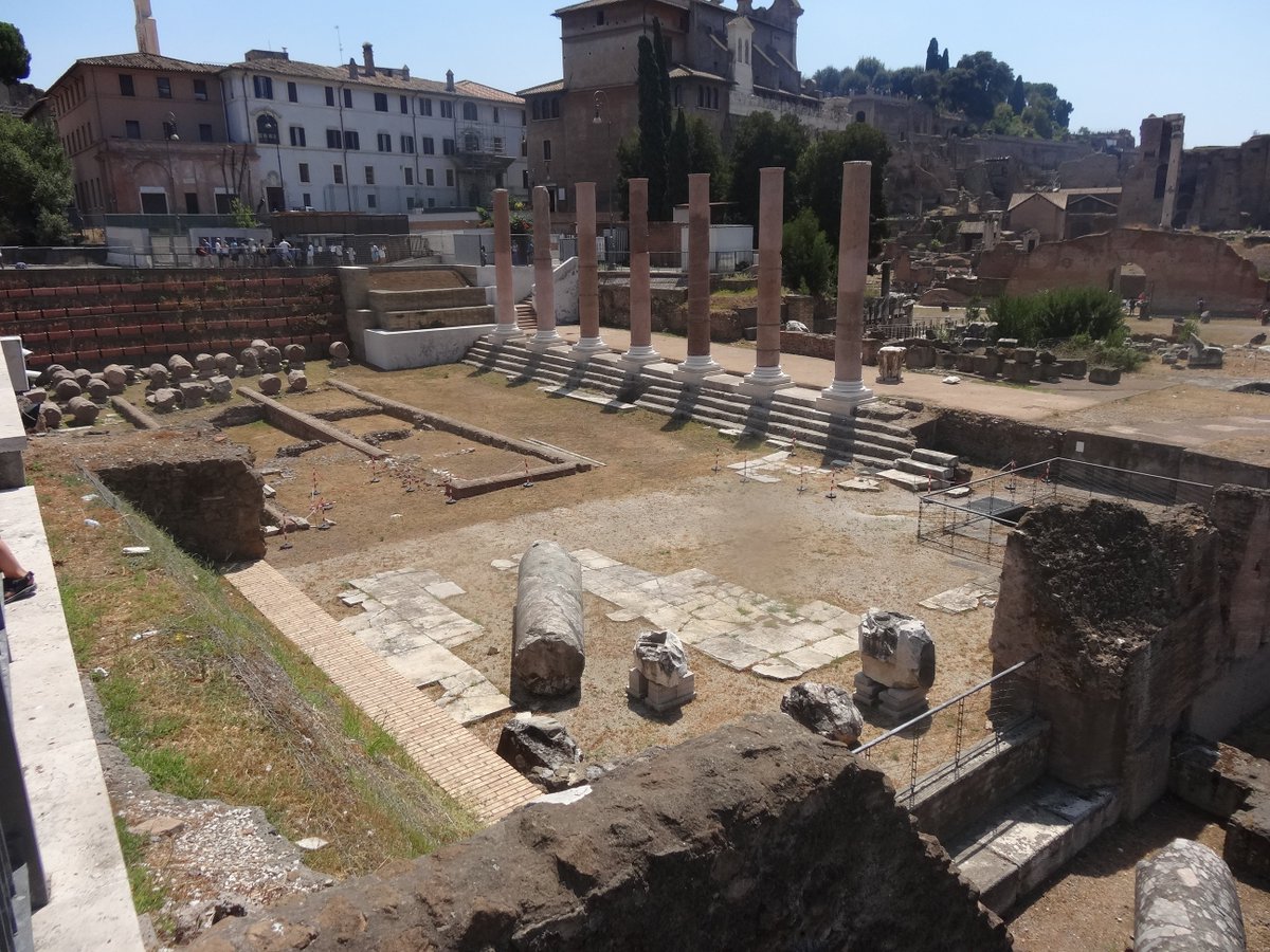 Even more surreally Procopius describes "Greek statues by Pheidias and Lysippus still standing" among the pasture. Also present was a "bronze bull made by Myron" which to the amusement of onlookers, one of the real cattle approached and grazed around.  #LostRome