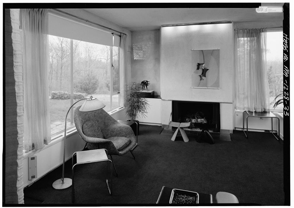 we can debate back & forth for all time whether Gropius' big projects ever achieved their potential but the charm and purity of this kind of thing from him always shows through. the spiral staircase at the back was a request from his teenage daughter who wanted a private entrance