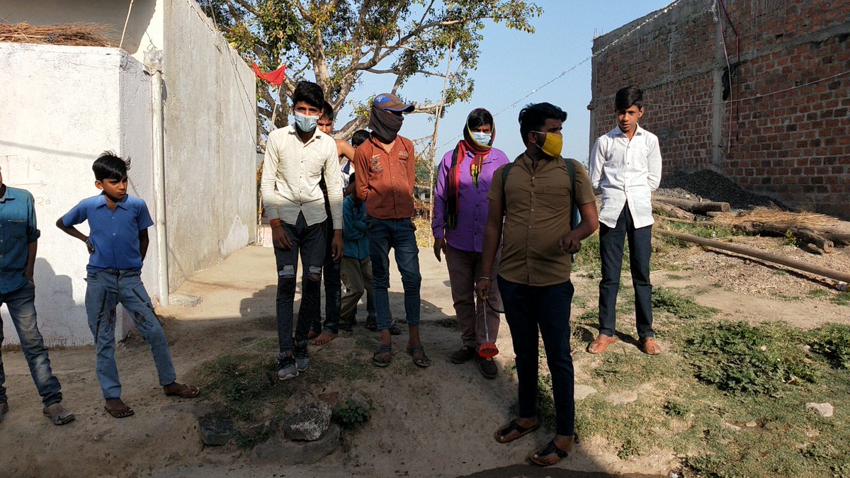 AntarsinghGehl1's tweet image. सेनेटाइजर का इस्प्रे किया गया 
ठिकाना कुम्हारिया में साथ गांव के बच्चों को मास्क बांटे सुरक्षित रहे मस्त रहे घर मे रहे कोरोनो भगाओ देश बचाओ