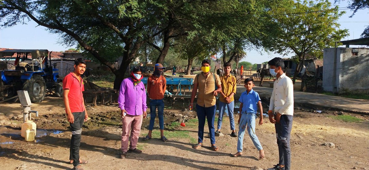 AntarsinghGehl1's tweet image. सेनेटाइजर का इस्प्रे किया गया 
ठिकाना कुम्हारिया में साथ गांव के बच्चों को मास्क बांटे सुरक्षित रहे मस्त रहे घर मे रहे कोरोनो भगाओ देश बचाओ