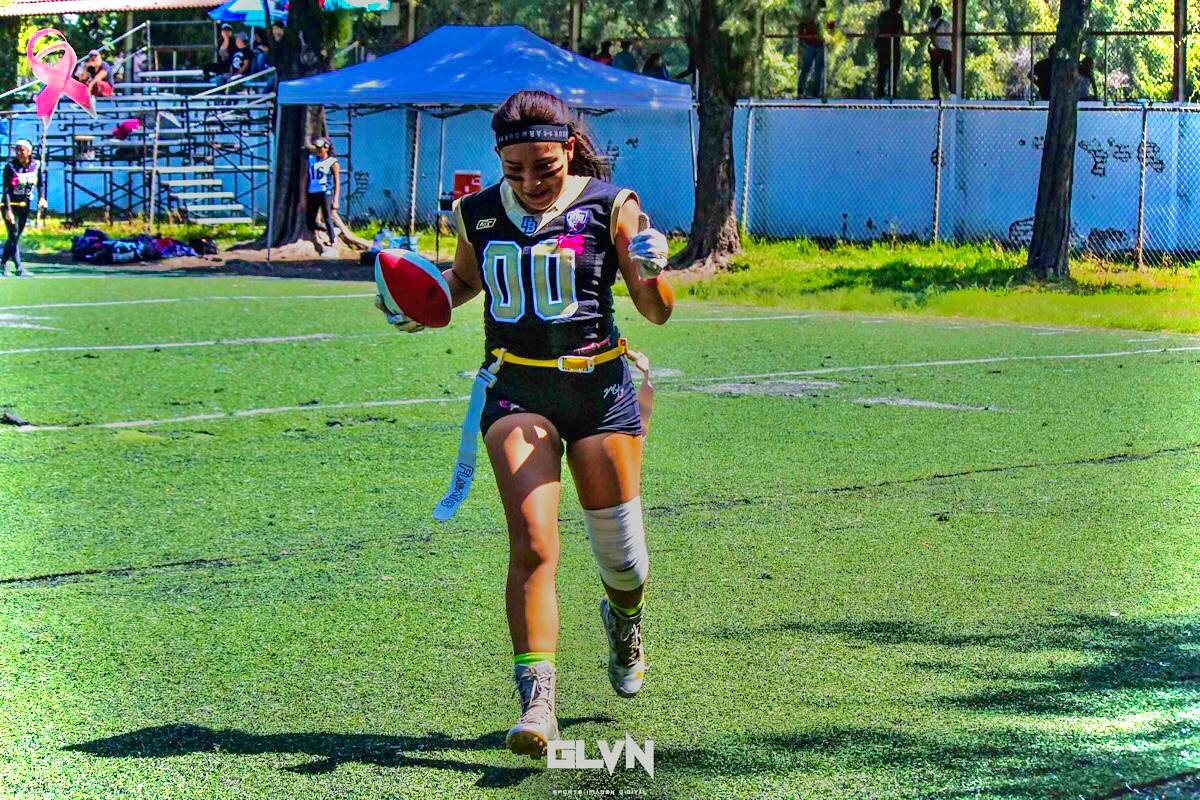 Pumas_Blanco's tweet photo. Alondra Hernandez #00 Wide receiver & Cornerback de Pumas Blanco Flag
Esta jugadora de carácter fuerte y decidido tiene flow para jugar y como una gran muralla te detendrá
#PumasBlancoFlag
#PumasBlancoFormandoCampeonasParaLaVida #AFFEMEX #Flag #Footaball #Tocho #PBF #Flag https://t.co/cgr0a7q5hD