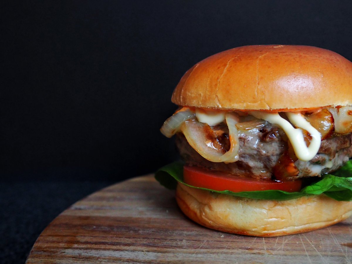 What day is it? Friday? Well, HAPPY FRIDAY everyone. Hope you're all doing well! What better way to end the week than a lovely homemade cheeseburger! Nom!  #homecooking  #lockdowncooking  #foodie