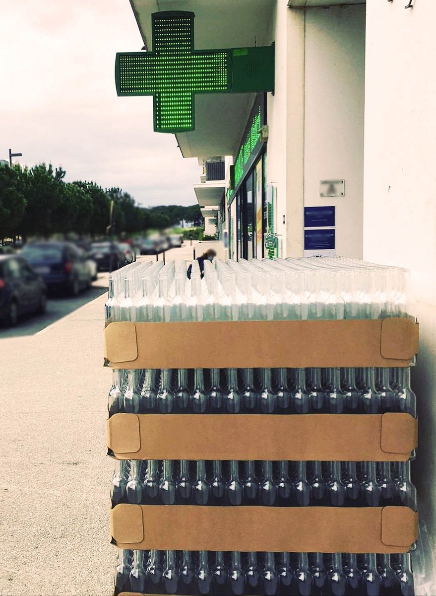 MasDaumasGassac's tweet photo. #Opération #Solidaire !🙌

Nous avons offert 2000 #bouteilles à la @PharmaGrisettes afin qu’elle puisse conditionner du gel hydroalcoolique.♻️

Elles seront #distribuées à l’ensemble des corps de #métiers qui sont sur actuellement sur le front.👏

#masdedaumasgassac
#entraide https://t.co/PRjRxmk9F2
