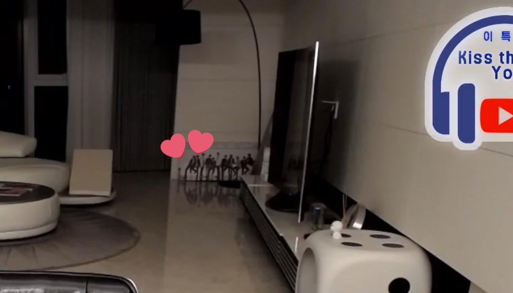 sunflow3rmin_'s tweet photo. whut make me chocked up when i saw this ot13 last group photo together still at his living room 😭🥺💙 &amp; no one talked about this. https://t.co/ZDgTRbQeNC