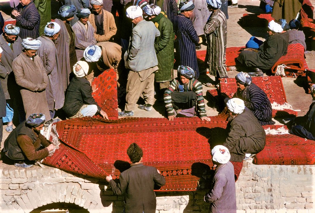 Bagh_eBabur's tweet photo. Uzbek and Turkmen carpet merchants in the ancient city of Andkhoy, Faryab Province, Afghanistan, 1978.

These vibrant handmade Turkic carpets have been rated the best in the world. Amazingly, Andkhoy's carpet market looks the same today.

- Photos by Roland and Sabrina Michaud https://t.co/QDzfXfz4Nn