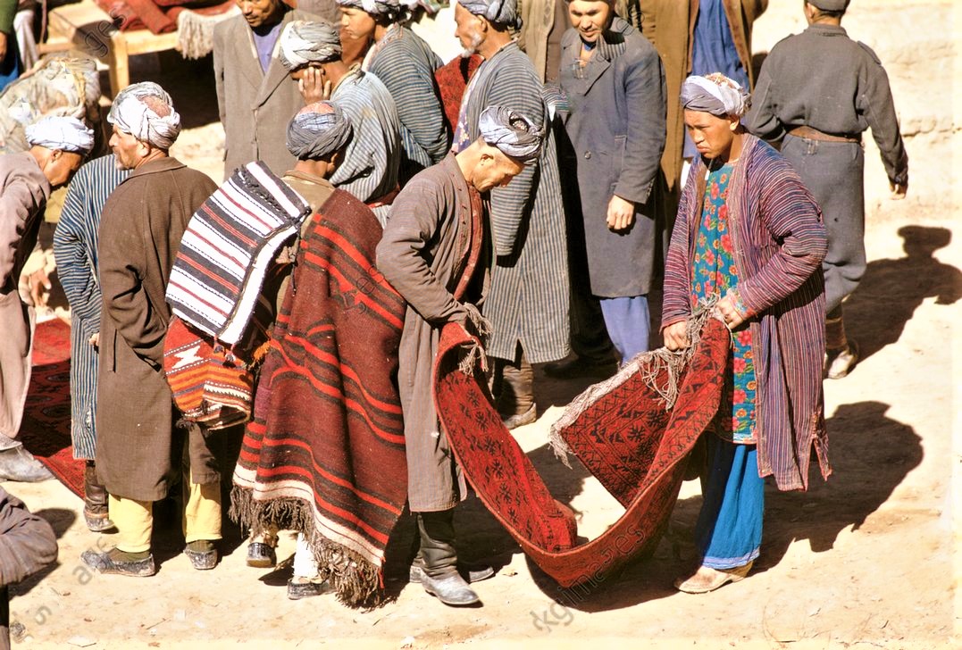 Bagh_eBabur's tweet photo. Uzbek and Turkmen carpet merchants in the ancient city of Andkhoy, Faryab Province, Afghanistan, 1978.

These vibrant handmade Turkic carpets have been rated the best in the world. Amazingly, Andkhoy's carpet market looks the same today.

- Photos by Roland and Sabrina Michaud https://t.co/QDzfXfz4Nn