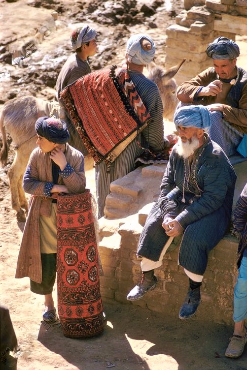 Bagh_eBabur's tweet photo. Uzbek and Turkmen carpet merchants in the ancient city of Andkhoy, Faryab Province, Afghanistan, 1978.

These vibrant handmade Turkic carpets have been rated the best in the world. Amazingly, Andkhoy's carpet market looks the same today.

- Photos by Roland and Sabrina Michaud https://t.co/QDzfXfz4Nn