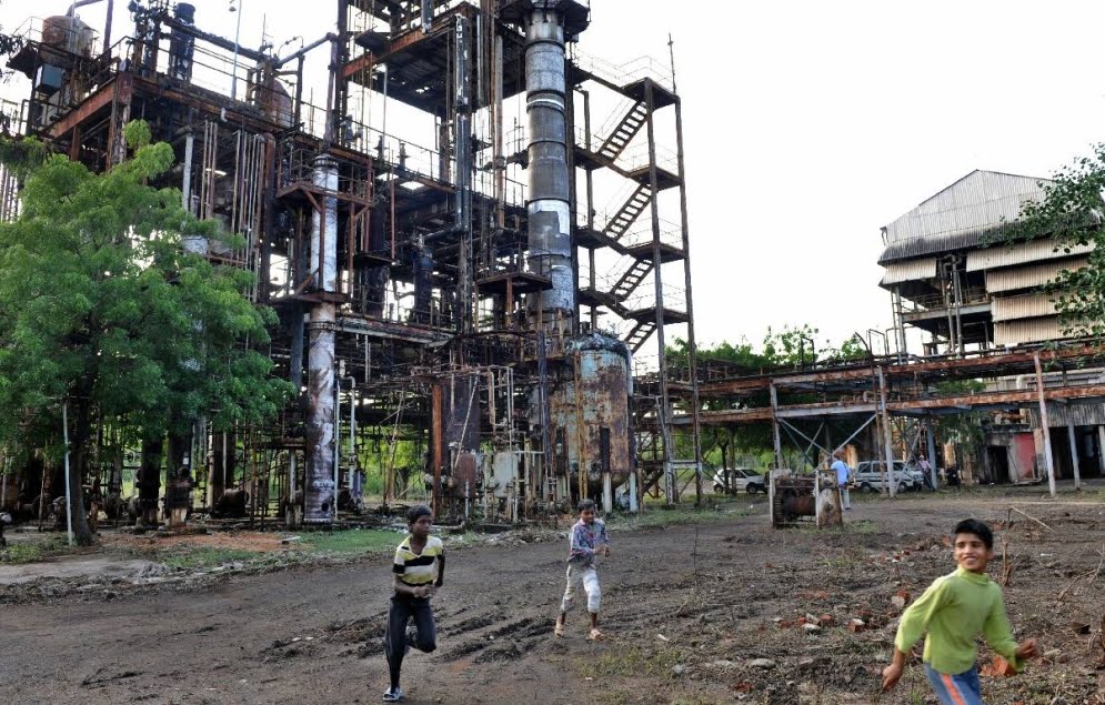 Los sustancias quimicas intoxican la tierra del barrio pobre de Bhopal, filtrando sus toxinas mortales en el agua e intoxicando lentamente a todas las personas. No hay pájaros cantando en los alrededores. Pero no evacuaron nada, siguen niños jugando alrededor de aquella planta.