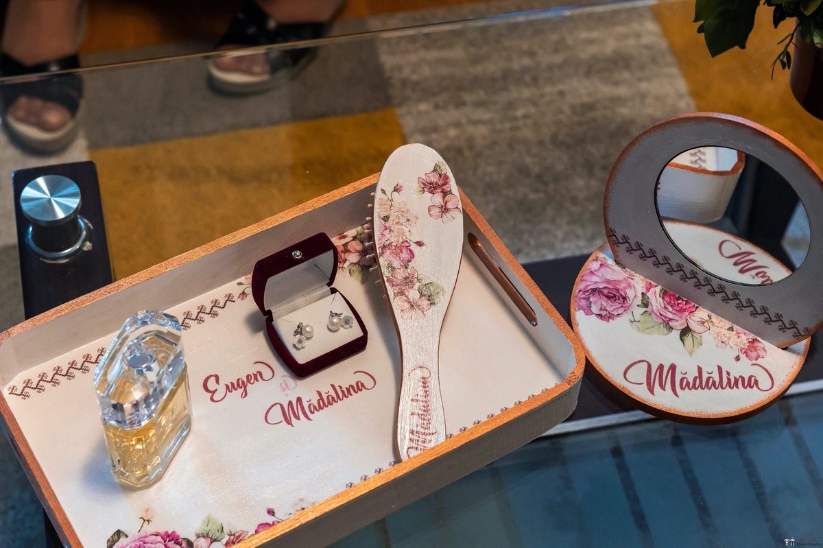 NuntaTradition's tweet image. O poveste de dragoste spusă din „tinda Raiului” - Mădălina și Eugen - Nuntă tradițională în București
buff.ly/2xP6Se1

#NuntaTraditionala #NuntaRomaneasca #Bucuresti #Traditii #Obiceiuri #PortIE #Nunta #Wedding #WeddingPhotography #TraditionalWedding #WeddingCustoms