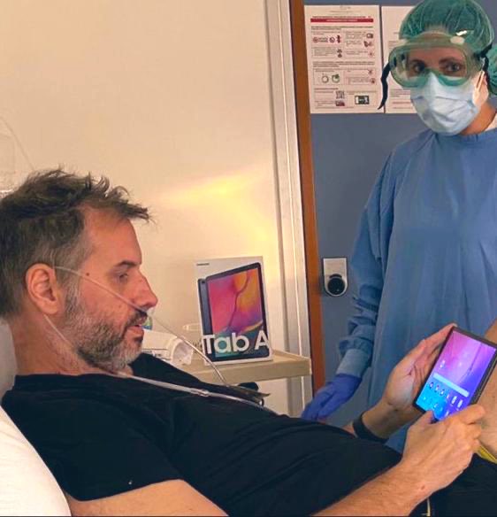 Questa è la storia di Massimo, che non è ancora del tutto guarito, ma adesso sta meglio. Grazie a tante donazioni all’ospedale <a href="/SanMartino_Ge/">Ospedale San Martino Genova</a> sono arrivati tablet grazie ai quali i pazienti possono contattare casa. E i neo papà possono seguire il parto e stare vicino alle mamme.