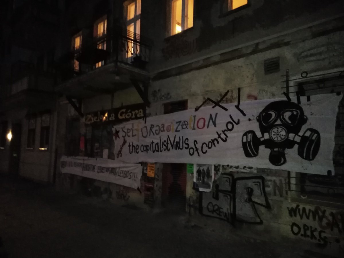 Sama32 Haus on Twitter: "#Südkiez #BoxhagenerPlatz #Boxi #Grüni #ZielonaGora #Strassenkunst #Transparente @interabend [Barrierefreiheit:] Transpis am Statteilladen Zielona-Gora "Selforganization against the capitalist virus of control", "Freedom for ...