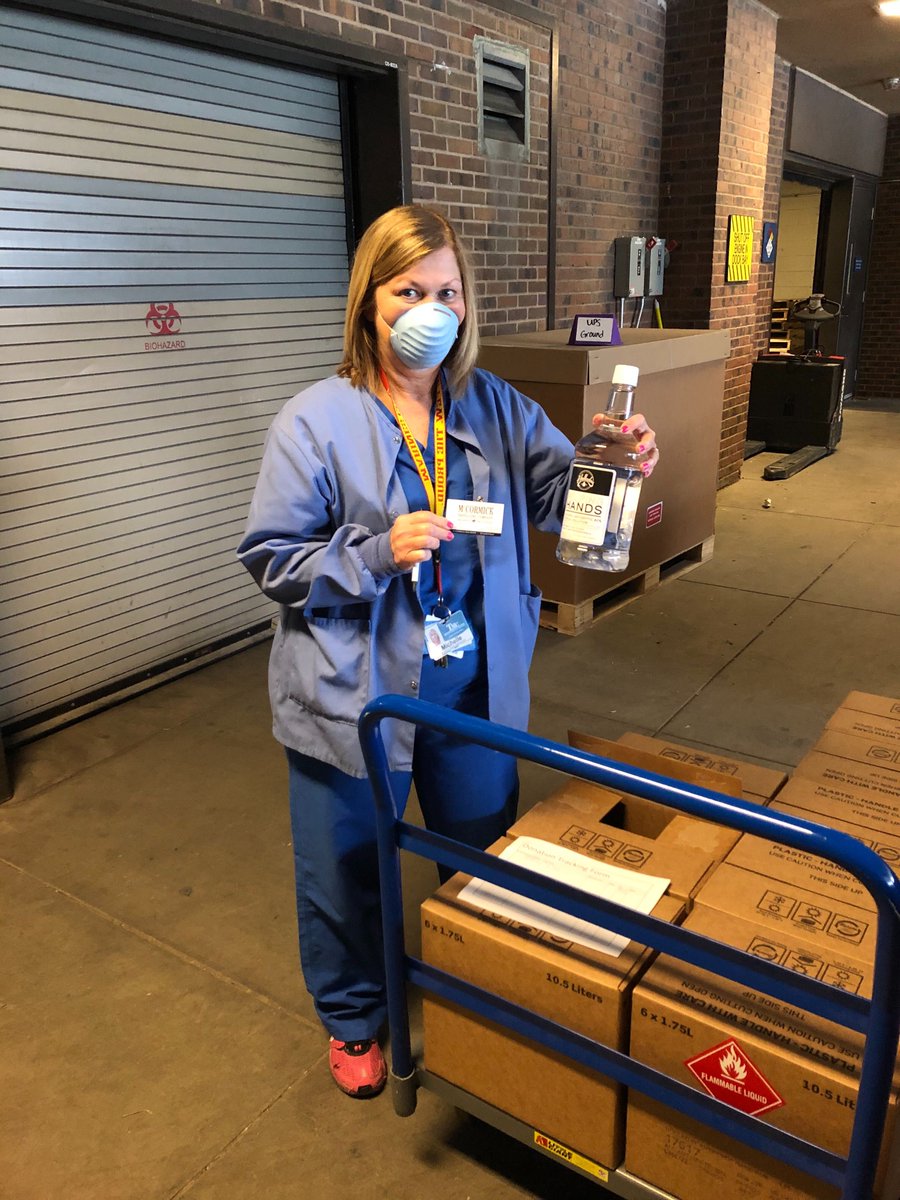 360vodka's tweet photo. Shout out to all the truly amazing healthcare workers, first responders and ALL essential employess that we simply could not do without right now. ๐ We're pretty sure she's smiling under her safety mask. #TrumanMedicalCenter #HelpingHands #HandSanitizer #NotVodka๐ https://t.co/QEhz492Xd5