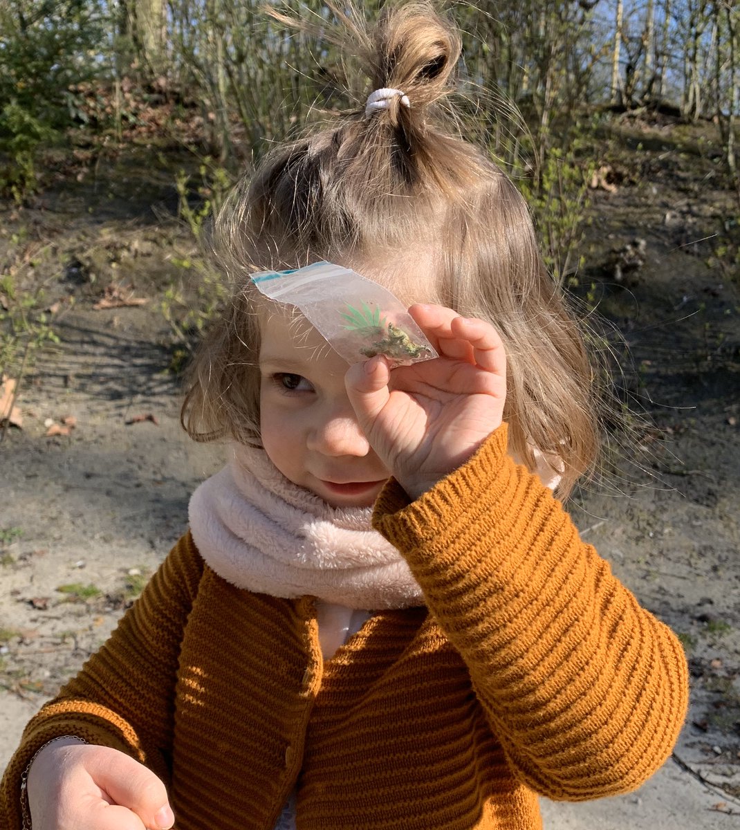 ClaudiaNibelle's tweet image. On a appris à notre fille à ramasser les déchets. Une leçon de civisme. Et puis ce jour-là on a douté du fait que c’était une bonne idée...