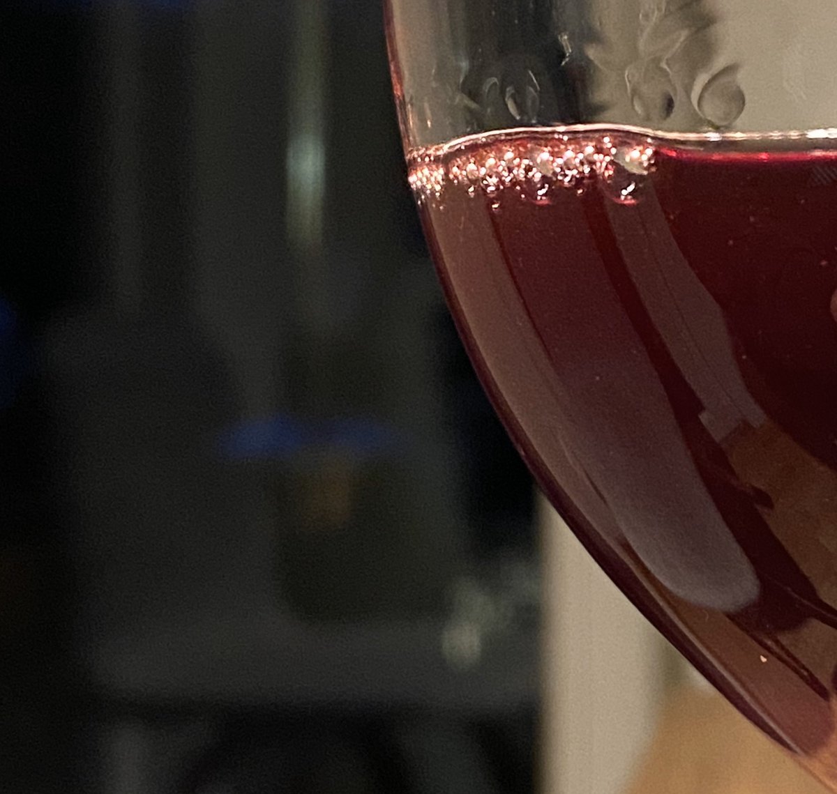 proDente's tweet image. So ihr Freunde gesunder Zähne. Genug in die Armbeuge gehustet, in die Maske geatmet und die rauen Hände noch mal gewaschen. Hoch die Hände Wochenende. Rotwein. Polyphenole. Zahnpflege. #StayAtHome #HochdieHändeWochenende #Polyphenole #Rotwein