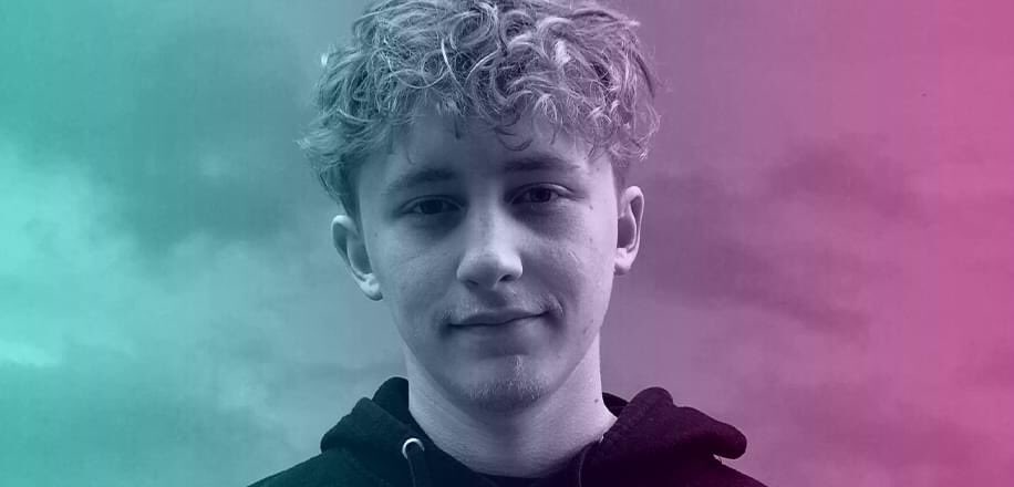 sundanceradio's tweet photo. Straks hebben we voor de eerste keer het nieuwe programma Tchaow On air om 21:00 uur! Tchaow is the 'new kid on the block' bij Sundance en zal wekelijks terugkeren op de vrijdagavond! Kortom, je weekend start je goed bij Sundance! Tune in via https://t.co/FdG4fF5T4H https://t.co/rmkytFohme