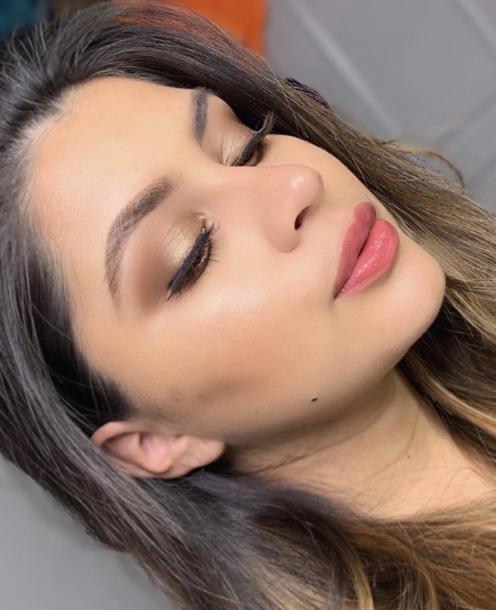 realhermakeup's tweet photo. We're loving this quarantine &amp; chill look by @leydylikeduh using 'Do Your Squats' and  'Confidence in my Glow'. What looks are doing this quarantine? #REALHER #MAKEUPTHATEMPOWERS https://t.co/qWYWj3paX8
