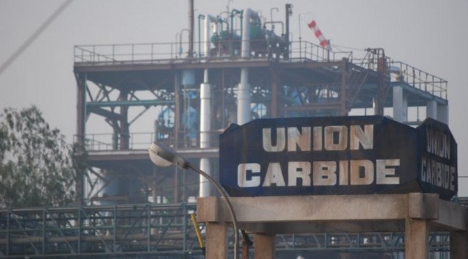 Union Carbide Corporation, una de las empresas más antiguas de productos químicos y pesticidas de Estados Unidos, en 1984 regentaba una fabrica en el corazón de los barrios pobres y mas densamente poblados de la ciudad de Bhopal, a pesar de que les advirtieron de los peligros.