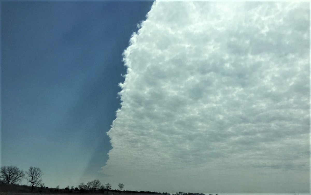 MetKDoom's tweet photo. Caught this sharp cutoff in cloud cover on my way into the station today https://t.co/7OWIBhimEI