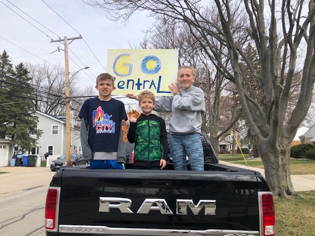 CentralEll's tweet photo. Waves, smiling faces, and signs! #62CE #62Learns https://t.co/IwNZy6UwQr