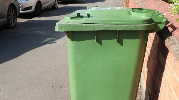 Warwick_DC's tweet photo. In order to ensure that our crews are practising social distancing, crew numbers have been reduced to 2 per vehicle. As a result, from Monday 6 April green bin collections will be suspended for one month to ensure that we are focussed on collecting recycling &amp; household waste. https://t.co/DHvslTaY7y