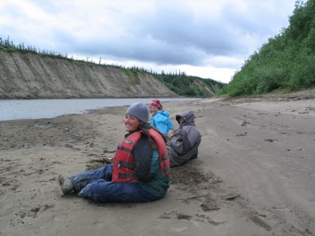 I was joined by Grant Zazula, who was at the end of his PhD (now Yukon Palaeontologist), Kristen Kennedy (MSc student, now Yukon Geological Survey) and Elizabeth Hall (MSc student, now Yukon Palaeontology). They still remind me of the easy ‘float’ trip I promised. 8/n