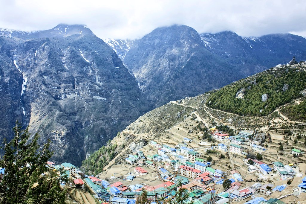 Hassaneini's tweet photo. ابريل ٢٠١٢ / نيبال 🇳🇵
رحلة استغرقت ١١ يوم على الاقدام للوصول لقاعدة ايفرست، ٧ ايام صعود و ٤ رجوع في الجزء النيبالي من الهيمالايا. بدون اي مواصلات او طرق انقاذ الا الحيوانات والمروحيات بتبتدي على ارتفاع ٢٥٠٠م وتنتهي على ارتفاع ٥٥٠٠م ومابينهم صعود وهبوط متكرر ومرهق في اغلب الأوقات https://t.co/nCCV5y6NiQ