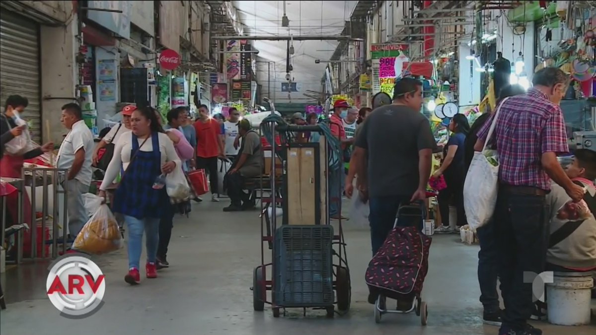 AlRojoVivo's tweet photo. A pesar de las medidas recomendadas para evitar el coronavirus, los mexicanos inundan la Central de Abasto para hacer sus compras con pocas restricciones. 
👉 https://t.co/NwpitH2QAE https://t.co/IBXESu6EsR