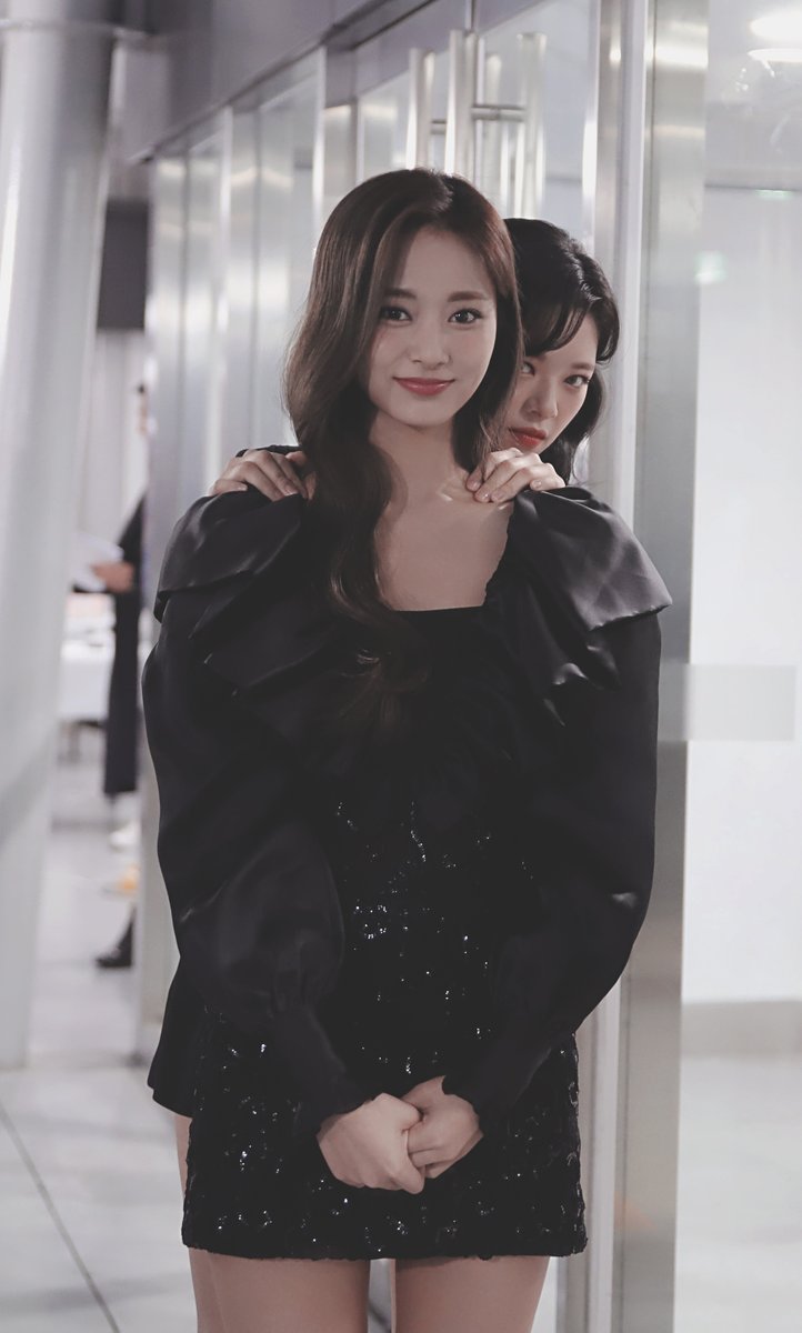 Guess who’s always being playful in front of the camera? Yes, the woman behind me, Yoo Jeongyeon unnie! No, no, this is not one of the scenes from Insidious. She’s too pretty for being a demon. Anyway, these photos were taken at Seoul Music Awards. It’s throwback time!