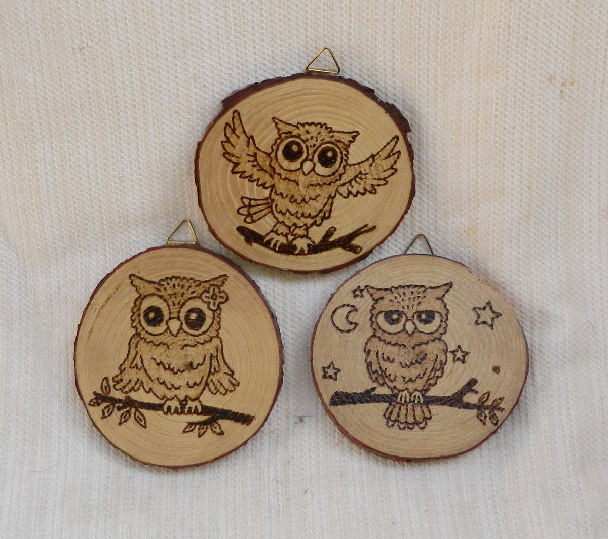 YankaCreations's tweet photo. #StandWithSmall Excited to share the latest addition to my #etsy shop: Set of three wood burned owls, wooden owl ornaments, rustic wall decor, eco friendly gift for owl lovers, wooden home decor, owl wall art https://t.co/Gdn4sDesJF #cuteowl #owlgifts #owlornaments https://t.co/s5zsGWQVBY