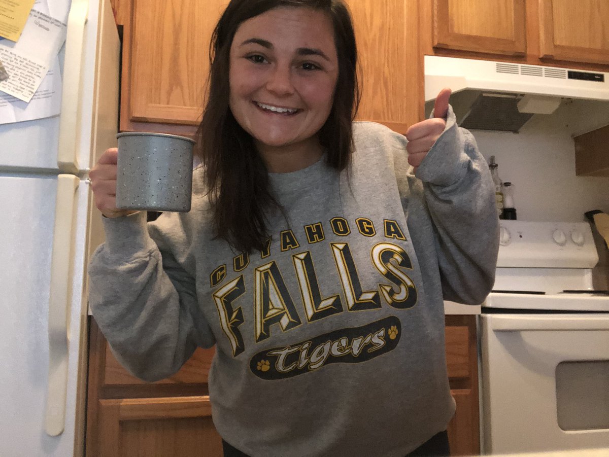Ms_LombardoA's tweet photo. Some may say I LIVE in this sweatshirt... 🤷🏻‍♀️🖤💛 #RemoteBTP https://t.co/vFsko8Jvx2