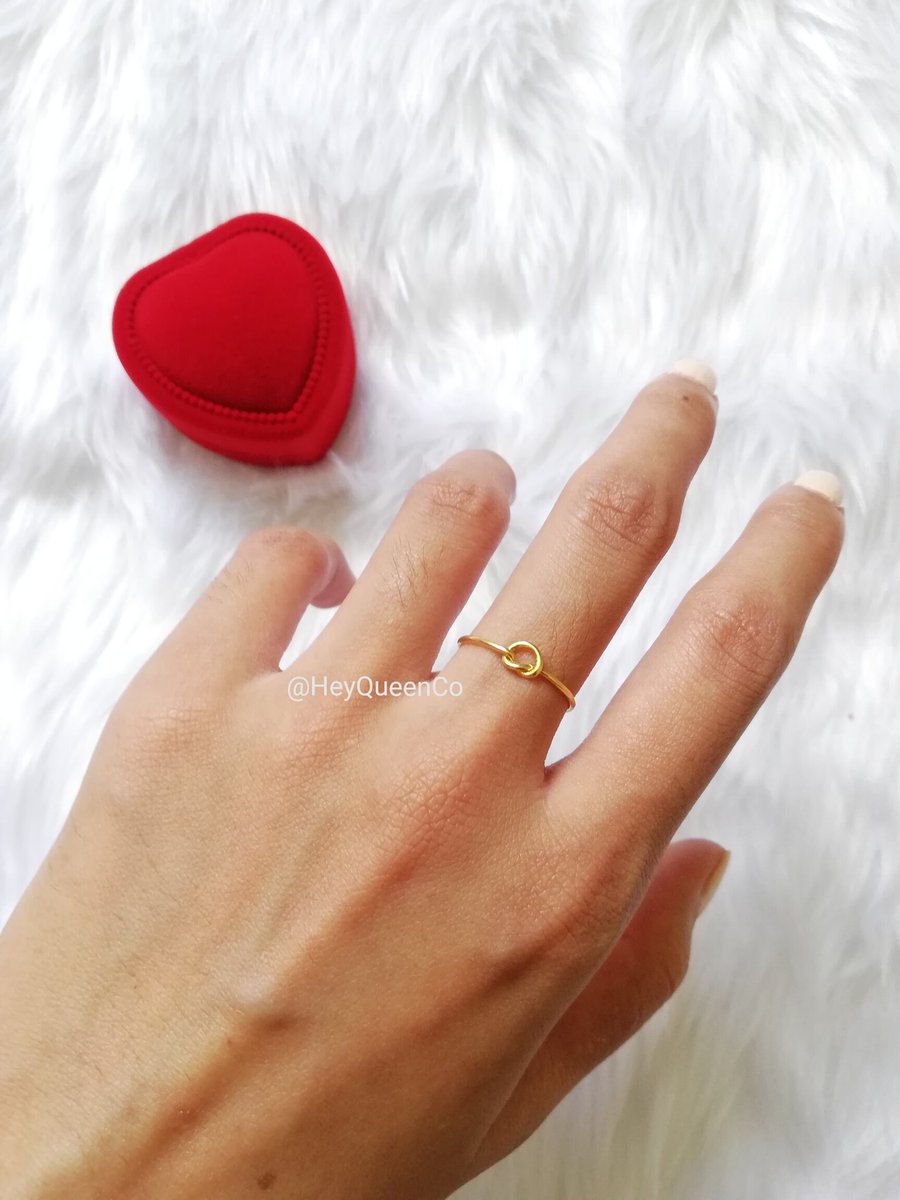 HeyQueenCo's tweet photo. A KNOT RING. Symbololizes a sincere promise to get tied soon, when the right time comes. ❤️👩❤️👨 #KnotRing @HeyQueenCo https://t.co/6r2Hq6d0OX