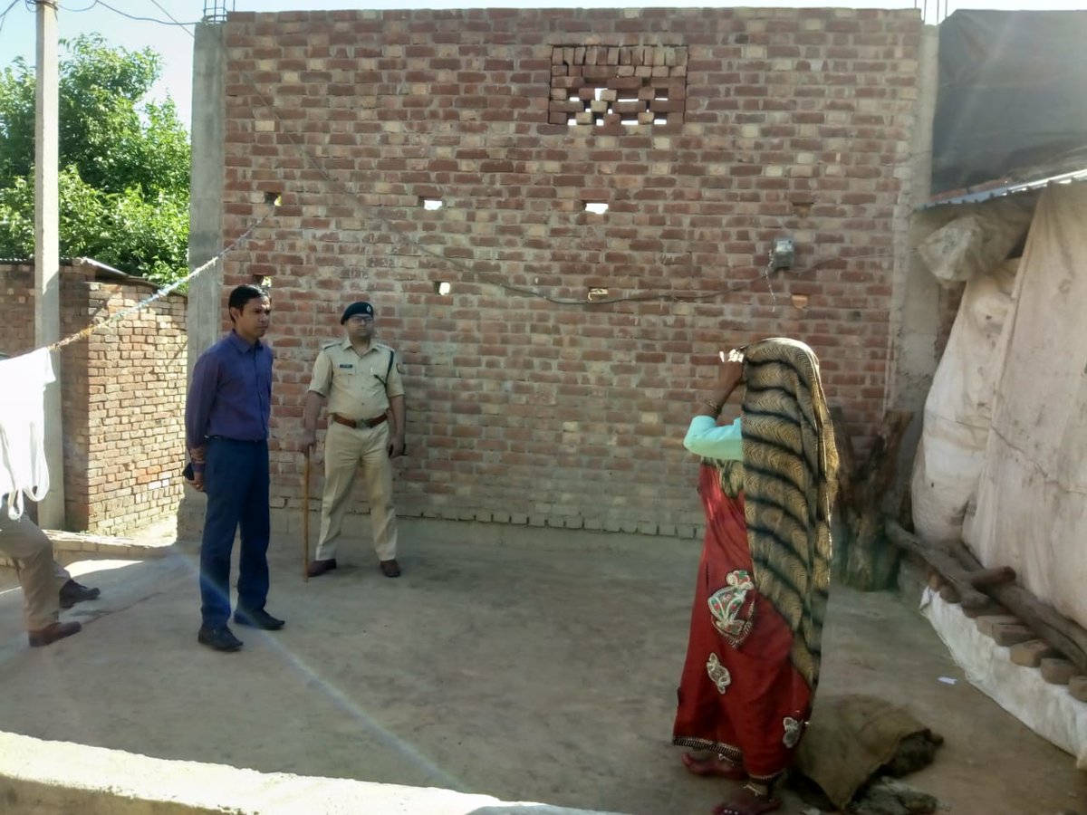 घर मे रहे, social distancing का पालन करे। अफवाहों से बचे, सावधान रहें। हाथ साबुन से धुले, आंख मुख नाक छूने से परहेज करें, साबुन से हाथ धुले बिना आंख नाक मुख कदापि न छुए। लोगो की social distancing सुनिश्चित करते हुए एक दूसरे की मदद करे।