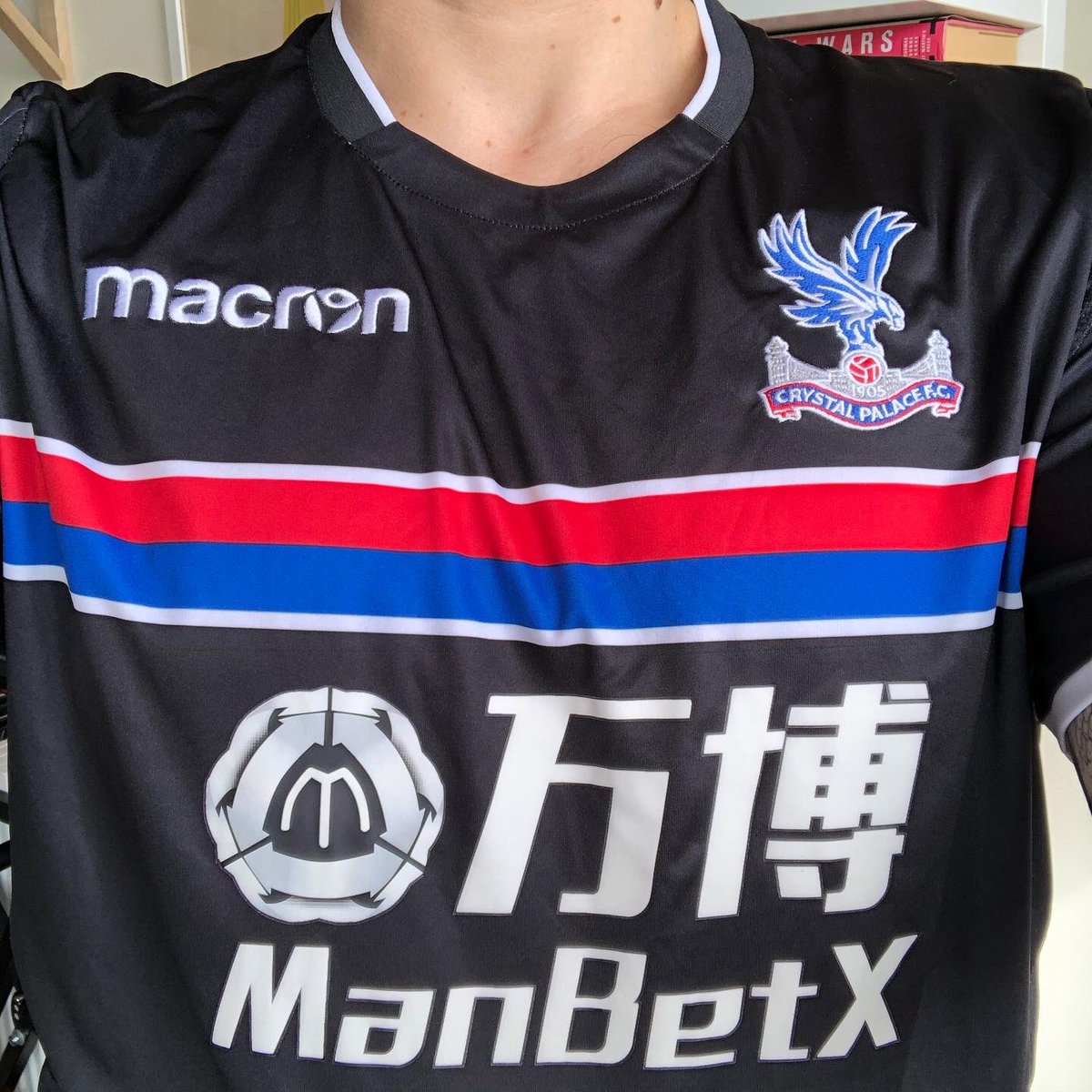 . @CPFCAway Kit, 2017/18 @MacronSportsEasily one of my favourite  #CrystalPalace shirts of the past few years. Boy am I a sucker for black football tops. The rather tight fit looked better on Benteke than on yours truly. #HomeShirt  #CPFC  #ClassicFootballShirts