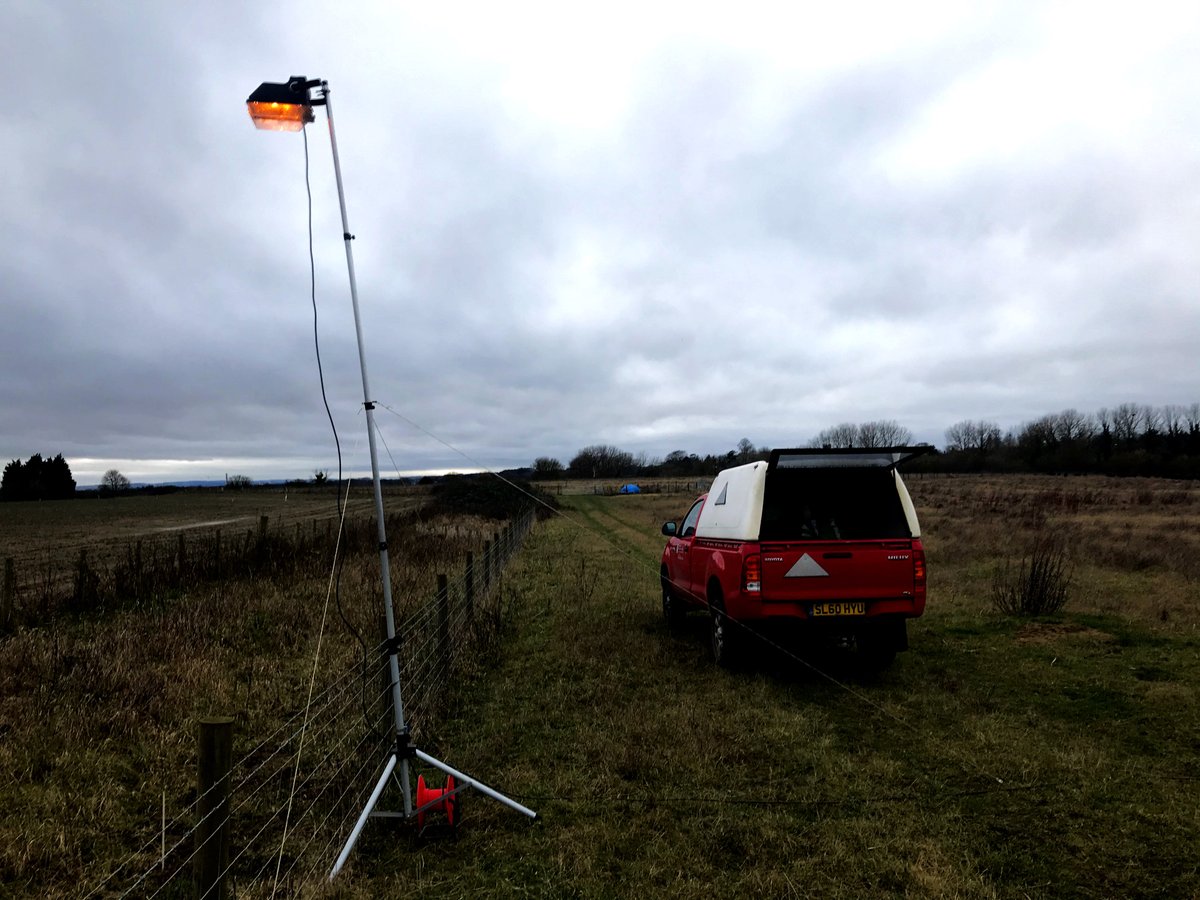 This winter, I installed experimental lighting rigs in previously unlit field margins to test for short-term effects on the behaviour of nocturnal moth larvae. (Thanks  @earth_trust &  @BBOWT for providing access to their land!) [8/11]