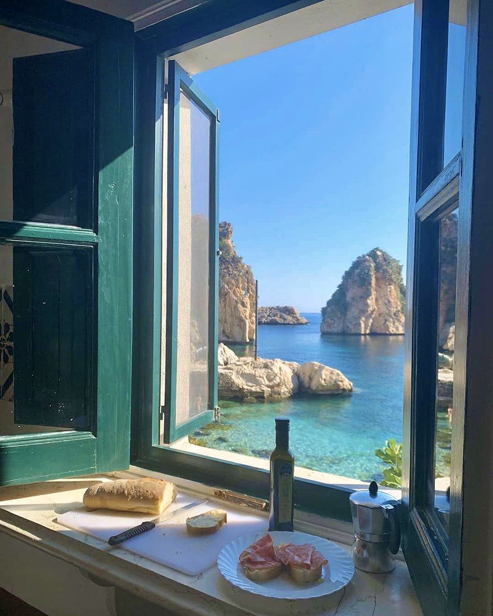 EarthPix's tweet photo. “I took this photo while having breakfast with my family last summer in Sicily. We will go back again, I promised my kids." By @debimazar https://t.co/QQrzdTg6Od