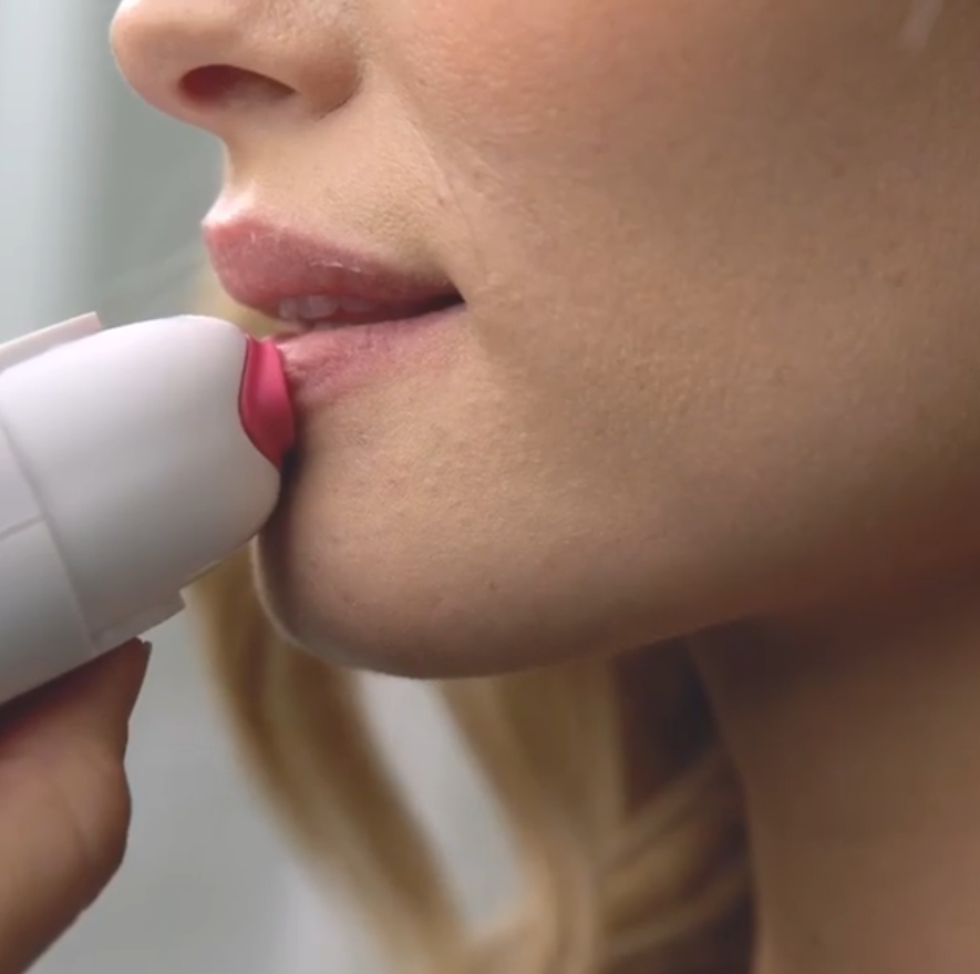 pmd_uk's tweet photo. Give your lips a dose of TLC with the PMD Kissπuse daily for anti-aging benefits, and before applying your favourite lipstick for a flawless look! πhttps://t.co/UjdZvnScps #plumperlips #skincaretips #skincareproducts #lipplumping https://t.co/SVXCFrfosa