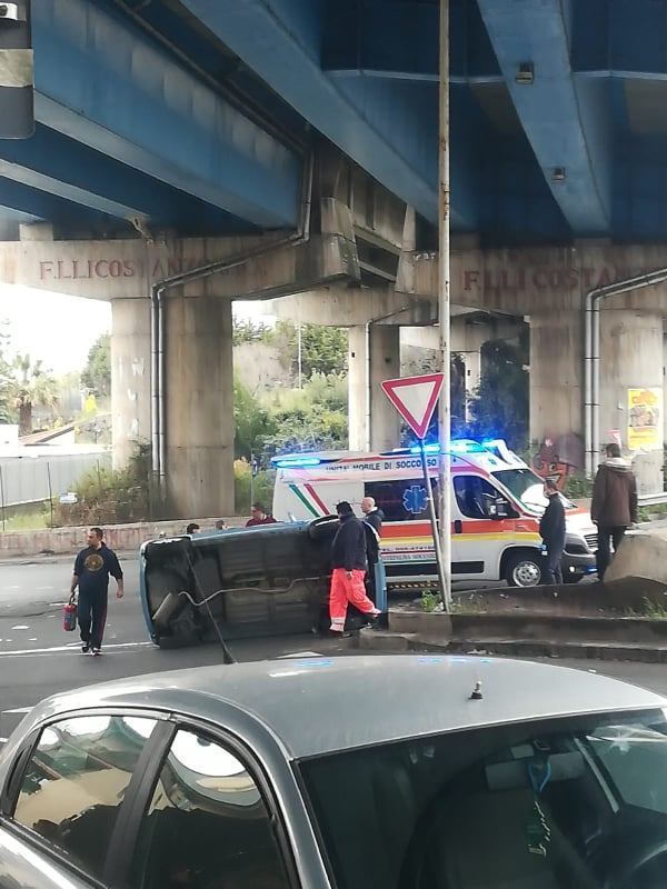 Auto cappottata nei pressi della rotonda di San Paolo lurlo.news/auto-cappottat…