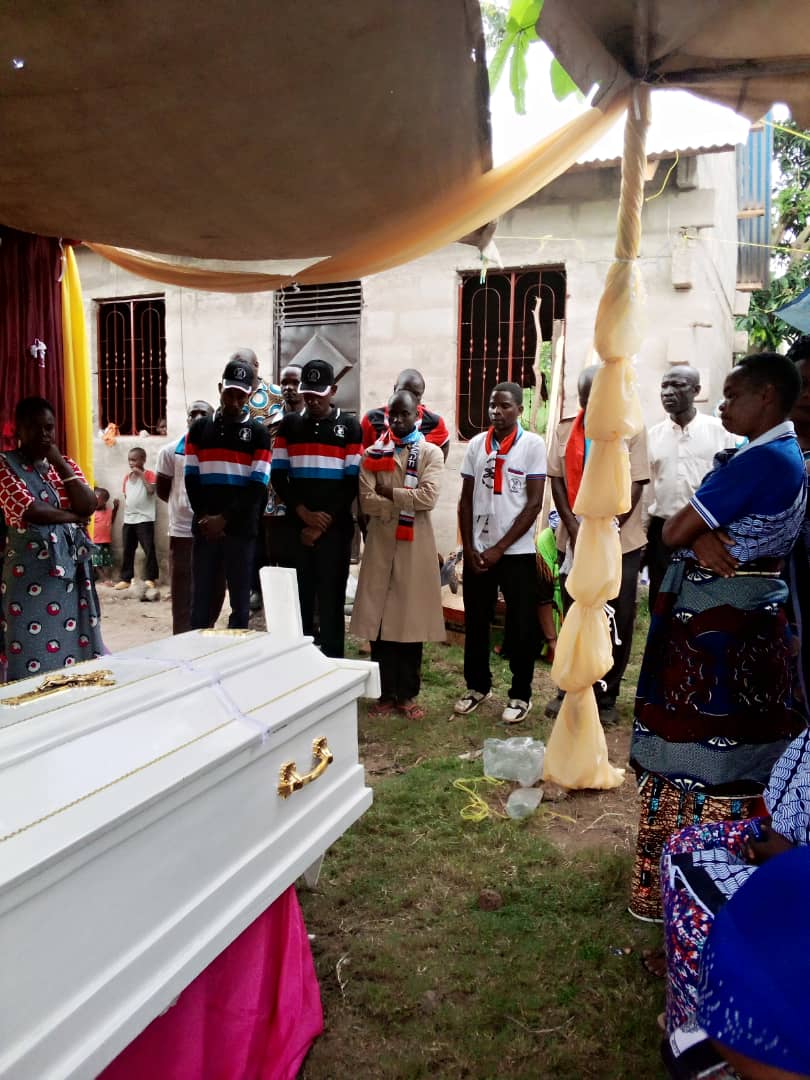 BavichaM's tweet photo. Mkt wa Bavicha Mkoa wa Mwanza Mh BONIPHACE NKOBE akiwa ktk Mazishi ya Mmoja wa Waasisi ndani ya Chama Bi SUZANE DAUD aliyefariki siku ya Jumatano leo Ijumaa tunampumzisha ktk Nyumba yake ya Milele https://t.co/lyadvf1trU