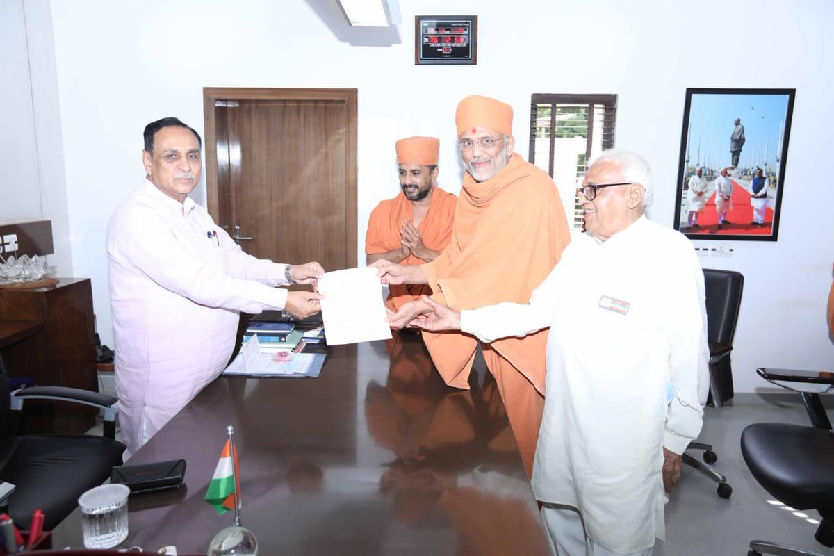 RanjanBhatt135's tweet image. આજ રોજ @iHaridham સંચાલિત યોગી ડિવાઈન સોસાયટી દ્વારા કોરોના વાઈરસ ના પડકાર સંદર્ભે મુખ્યમંત્રી રાહતકોષ અંતર્ગત રૂ. ૨૫ લાખ ની સહાય કરવામાં આવી, ઉપરોક્ત આર્થિક યોગદાન બદલ હું હરિધામ સોખડા સંચાલિત યોગી ડિવાઈન સોસાયટી નો આભાર વ્યક્ત કરૂ છું.