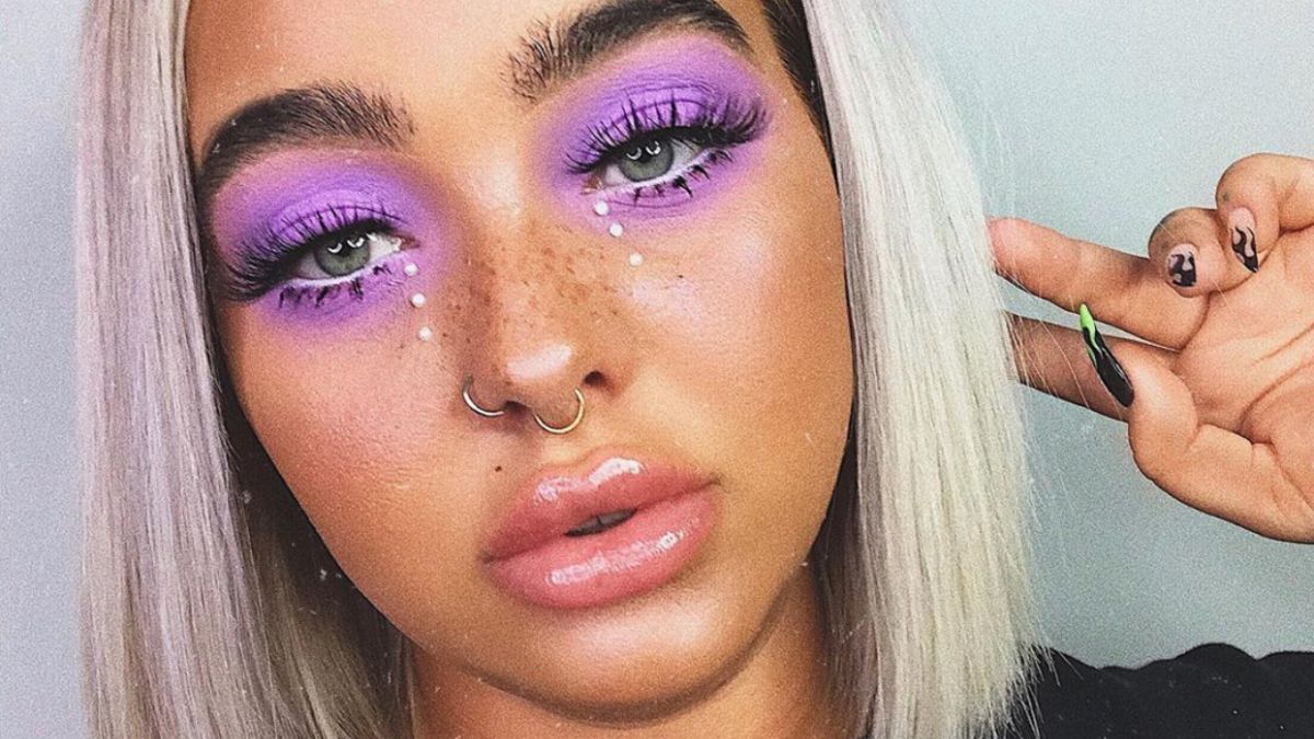 AllOutBeautyUK's tweet photo. In love with this purple eyeshadow look from @anniecherrymakeup 💜 Who else has been putting on a full face of makeup to hang out in the kitchen? #WereGuilty 🙈 https://t.co/fZJ2agO1cy