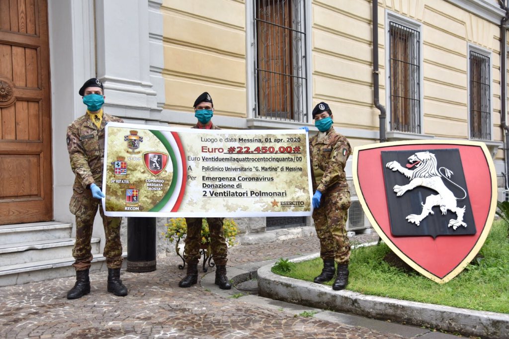 Esercito's tweet photo. A #Messina i Soldati della Brigata #Aosta consegnano un assegno per l’acquisto di due respiratori al Policlinico “G. Martino” L’ESERCITO È PARTECIPAZIONE #dipiùinsieme #andràtuttobene #noicisiamosempre #alserviziodelPaese #aiutaciadifenderti #iorestoacasa #Covid19 https://t.co/wDSHhgX9ik