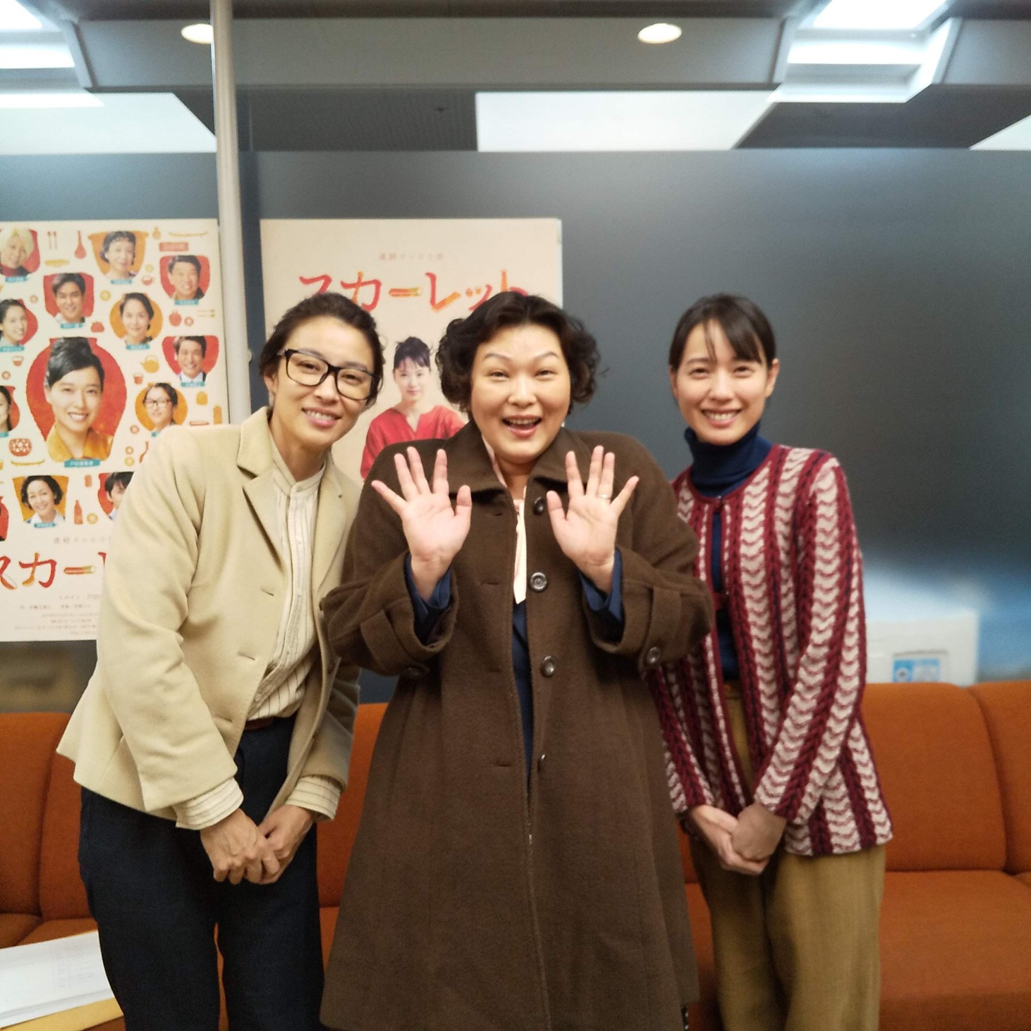 五十嵐サキ 思い出写真を貼って寝ます オセロのようにひっくり返って素っぴん美人にならへんかな スカーレット