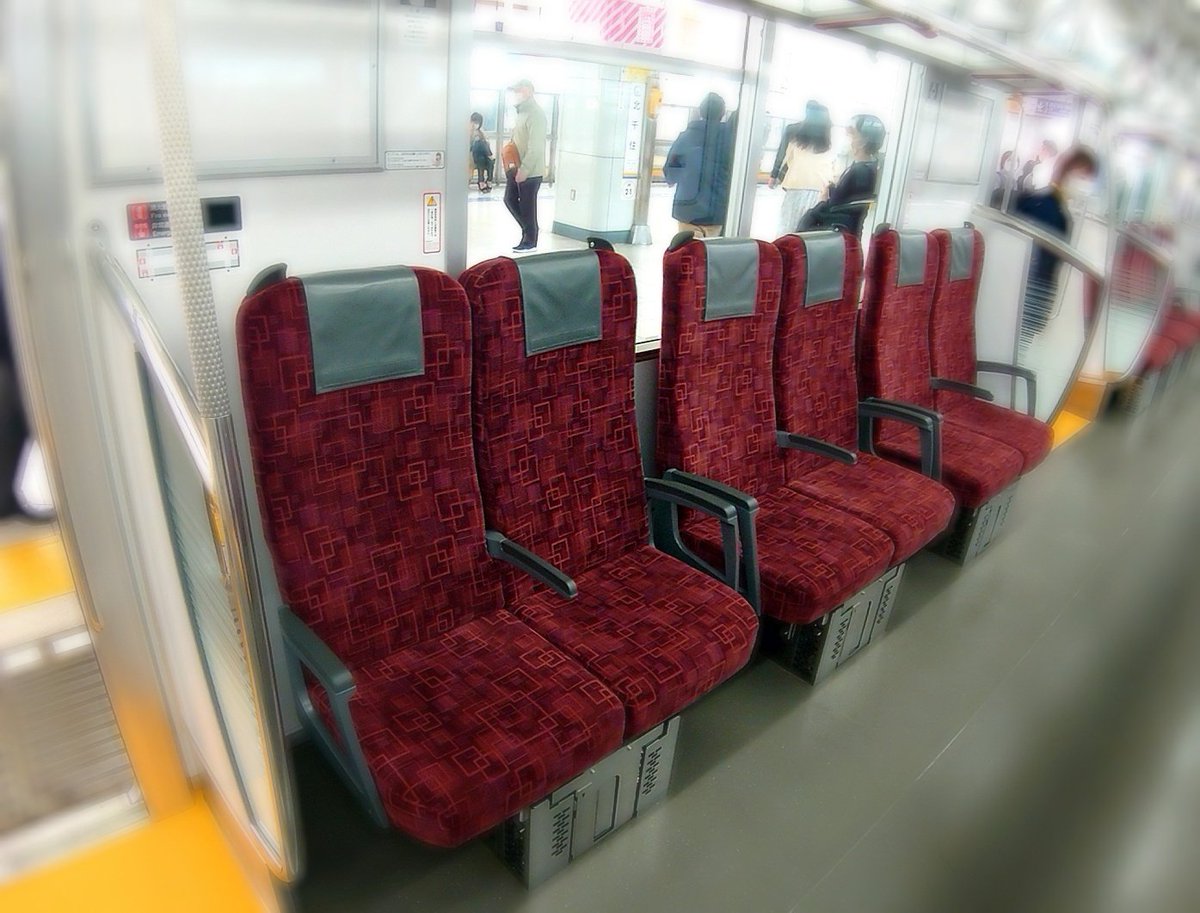 沢村りゆ そういえば 日比谷線 の 新型車両 なのかな 座席が転回できそうだったよ でも日比谷線にbox席の需要なんてある 笑