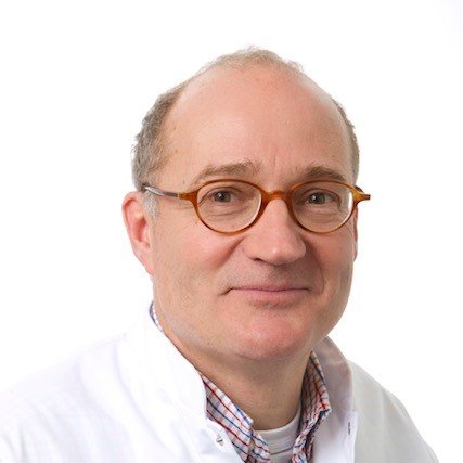 Voor <a href="/ewmagazinenl/">EW</a> volg ik longarts Maarten Sulzer. Gisteren hadden we het over 'eerlijk durven zijn' tegen patiënten. 'Als je te zwakke patiënten toch naar de IC laat gaan, ontneem je hen een fatsoenlijk sterfbed.'

elsevierweekblad.nl/kennis/achterg…