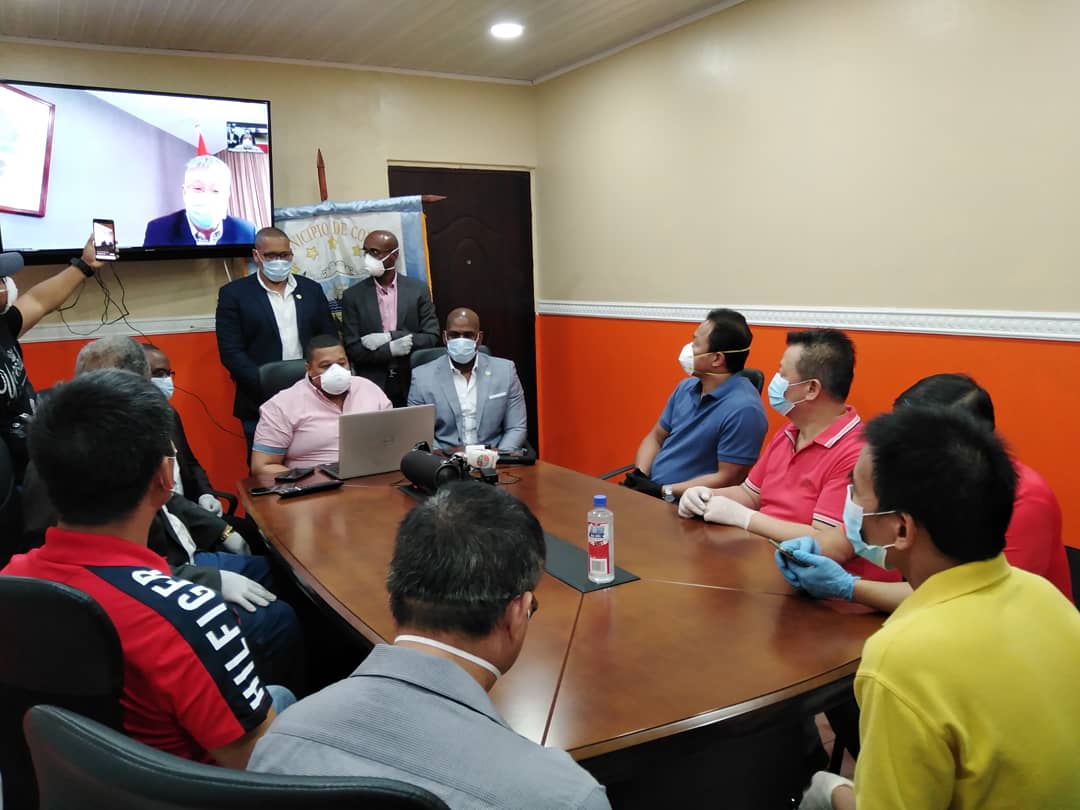 SinolamE's tweet photo. La unión hace la fuerza. La Embajada de China en Panamá junto a empresas chinas que operan en Colón donaron hoy, a la Alcaldía de esta provincia, más de 3,500 insumos de protección sanitaria para ayudar a combatir el contagio del virus entre los locales. @weiasecas @ColonAlcaldia https://t.co/nrOKkXbeKf