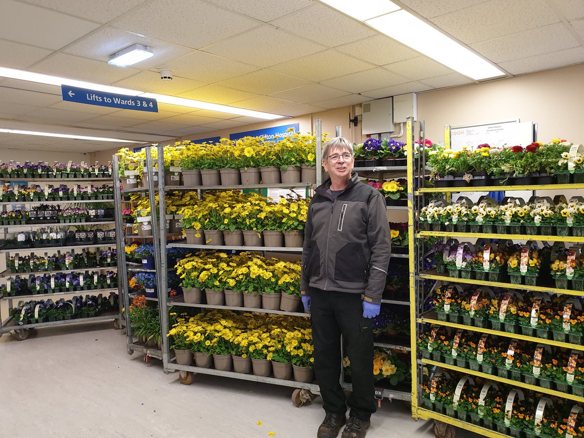 CliftonHospital's tweet image. We want to say a massive thank you to @BartonGrange_GC and Brook House Nurseries. They have delivered plants to Clifton for all the staff to cheer them up.
Staff were delighted with these kind gifts and appreciate it so much. 💙🌺